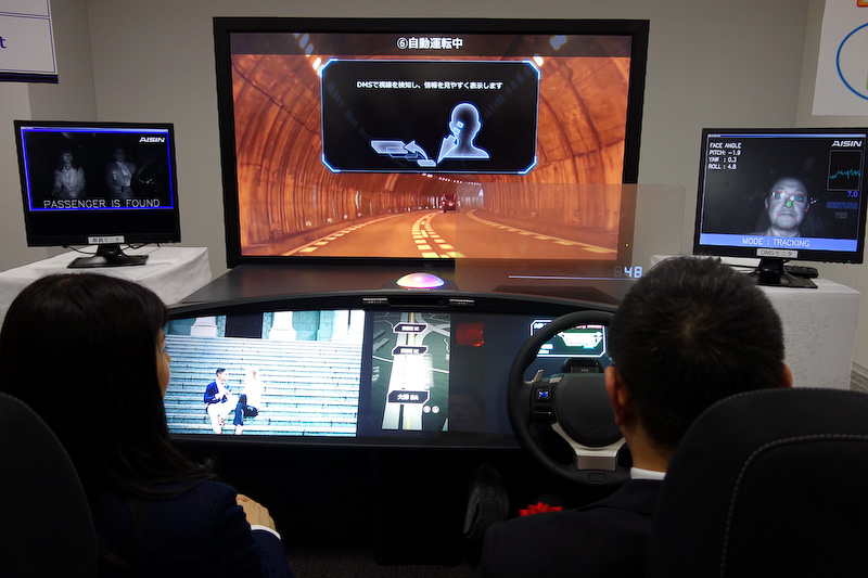 高速道路での自動運転デモ（レベル3）。ステアリングのボタンを押すことで自動運転が開始されるとともに、シートが約5度倒れ、モニター表示が最大になることでリラックスできる空間を演出