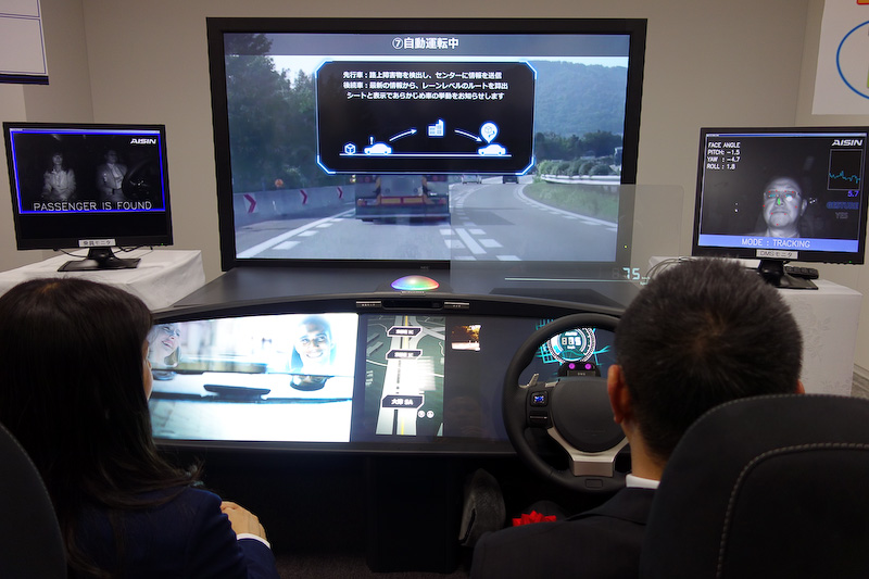 先行する車両から落下物があった情報が入り、走行車線から追い越し車線に移動するデモ。ここではシートのサイドサポートの左側が押され、直観的にクルマが右に移動することをクルマが動く前に伝えてくれる