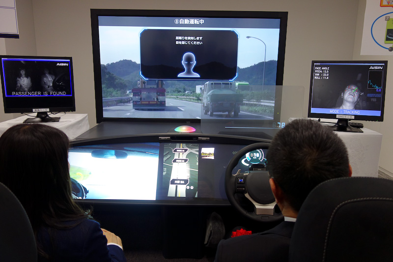 居眠り検知のデモ。閉眼を検知するとシートの振動とディスプレイの光で警告を行なう。今後人工知能を搭載すれば、居眠りに陥るまえに休憩の提案などが行なえるのではないかとのこと