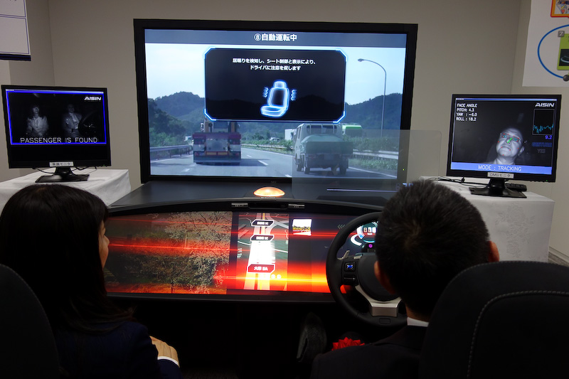 居眠り検知のデモ。閉眼を検知するとシートの振動とディスプレイの光で警告を行なう。今後人工知能を搭載すれば、居眠りに陥るまえに休憩の提案などが行なえるのではないかとのこと