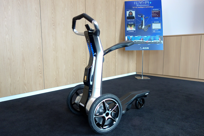 ILY-Aiの重量は30kgで、バッテリーは5km/hの定常走行で1時間持つという