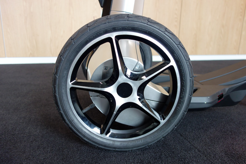 タイヤは市販のものを使用