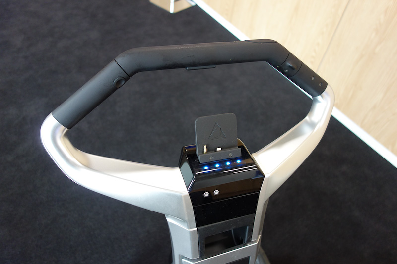 ステアリングまわりにスマートフォンを設置することもできる。ちなみにステアリングはジョイスティック案もあったそうだが、誰でも直観的に使いやすいことを目指してこのような形状に落ち着いたという