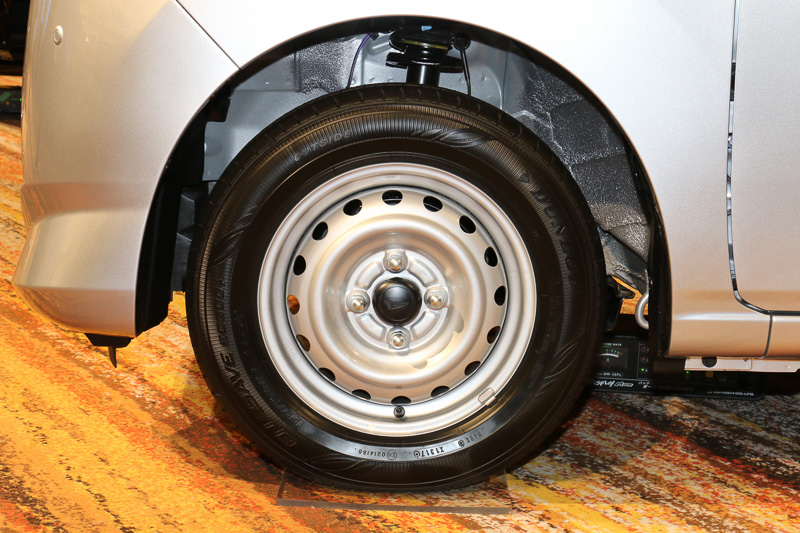 ビジネスユースを意識したBグレード。13インチのスチールホイールは国内最軽量という