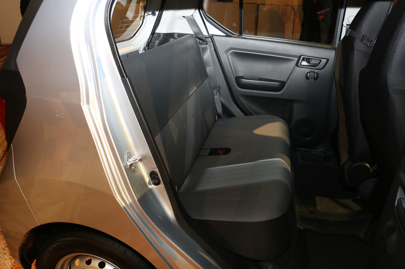 リアシートのドアはウィンドウガラスが固定式となる