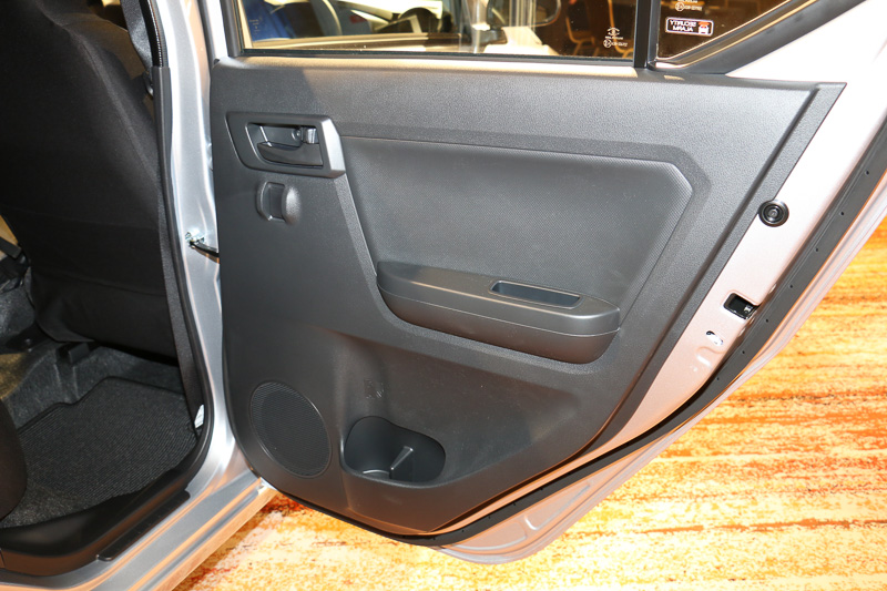 リアシートのドアはウィンドウガラスが固定式となる