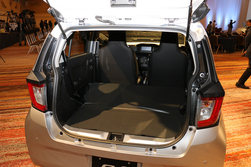 段差をなくし、丈夫で汚れに強い樹脂パネルを使うビジネスデッキボード。女性などが重い段ボール箱などの荷物を押し込んだり引き出したりするときに便利な装備とのこと