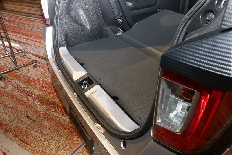 段差をなくし、丈夫で汚れに強い樹脂パネルを使うビジネスデッキボード。女性などが重い段ボール箱などの荷物を押し込んだり引き出したりするときに便利な装備とのこと