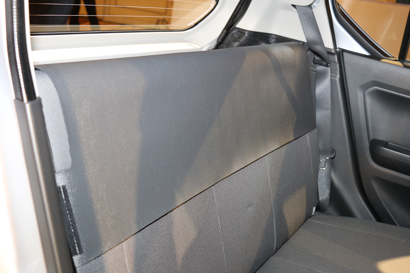 段差をなくし、丈夫で汚れに強い樹脂パネルを使うビジネスデッキボード。女性などが重い段ボール箱などの荷物を押し込んだり引き出したりするときに便利な装備とのこと