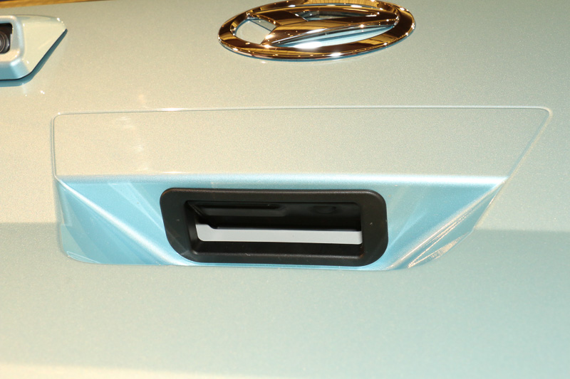 バックドアの「スイッチ式バックドアオープナー」は軽自動車で初の装備となる