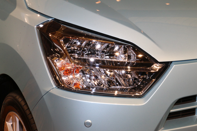 新開発のLED式ヘッドライト