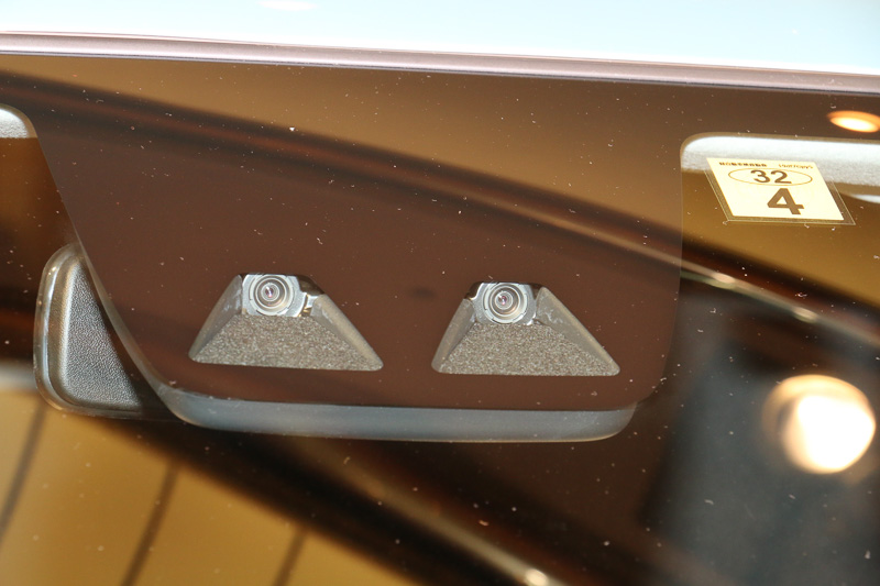 「スマートアシストIII」の小型ステレオカメラ