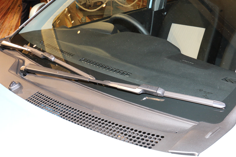 ワイパーにはフラットブレードワイパーを使い、ボンネットのフードヒンジカバーにフィンを設定。前後のタイヤにディフレクターを装備して空力性能を高めている