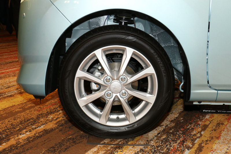 Gに標準装備される14インチアルミホイール。タイヤはブリヂストン、ヨコハマタイヤ、ダンロップ（住友ゴム工業）の3社から供給される