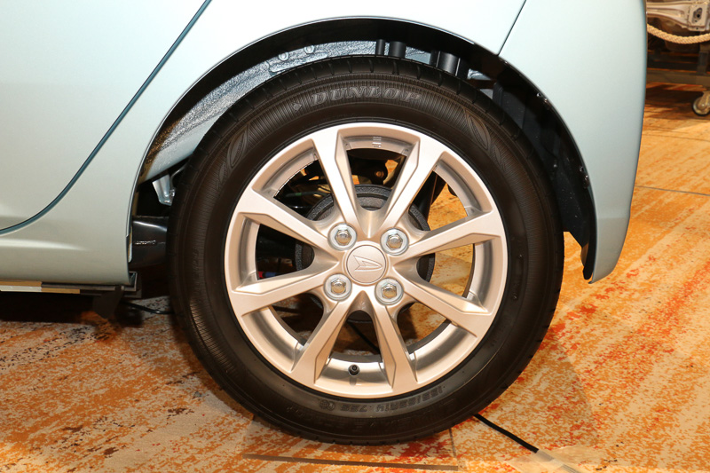 Gに標準装備される14インチアルミホイール。タイヤはブリヂストン、ヨコハマタイヤ、ダンロップ（住友ゴム工業）の3社から供給される