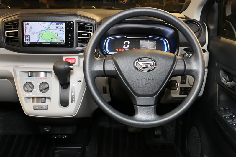 Gのインパネ。ステアリングは新設計によりグリップ径が太くなっている