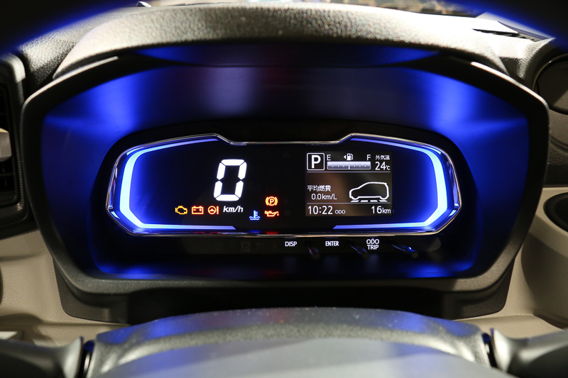 メーターは「ブルーイルミネーションメーター」（左）と「アンバーイルミネーションメーター」（右）の2種類