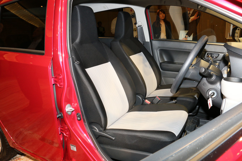 シート表皮は全車ファブリック