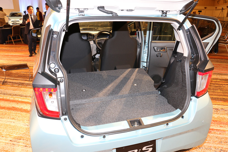 後席のシートバックは一体で前方に倒れ、ラゲッジスペースを拡大可能