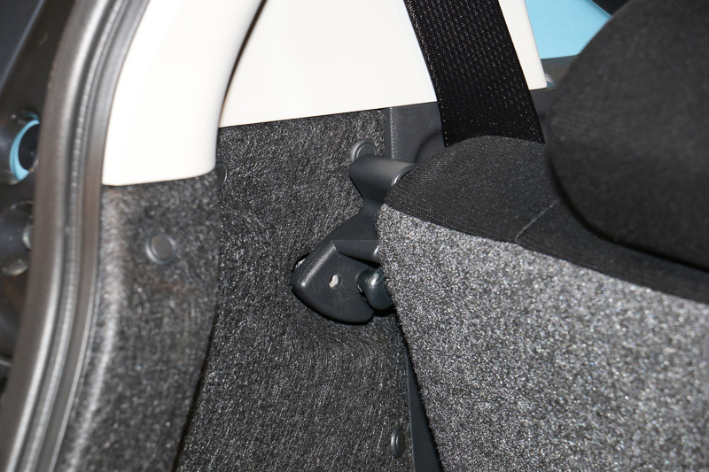 左右のロックを解除してシートバックを可倒させる