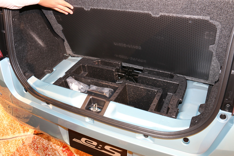 フロアボード下に収納スペースを設定