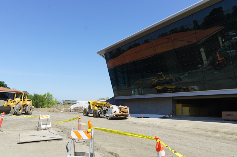 道路を挟んで反対側に現在の本社社屋がある