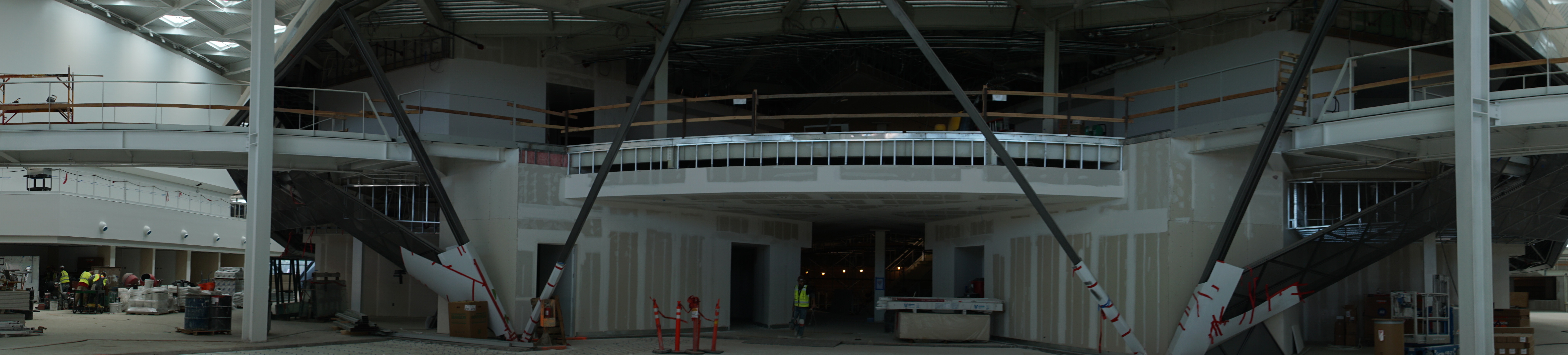 エントランスから社屋内をパノラマで撮影したところ、それでも全体が入りきらないほど大きい