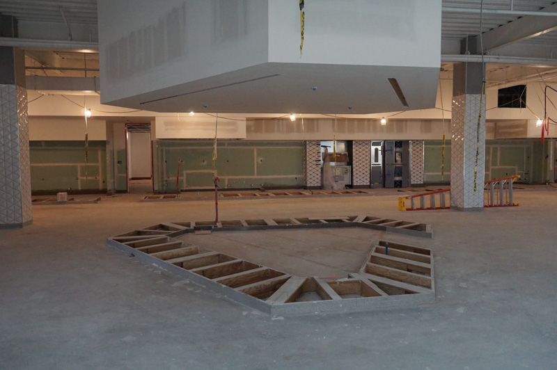 社員食堂、スタジアム型のシートも用意されており、ちょっとしたパーティなどに使えそうだ