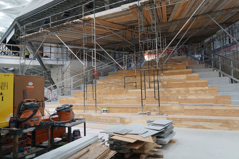 社員食堂、スタジアム型のシートも用意されており、ちょっとしたパーティなどに使えそうだ