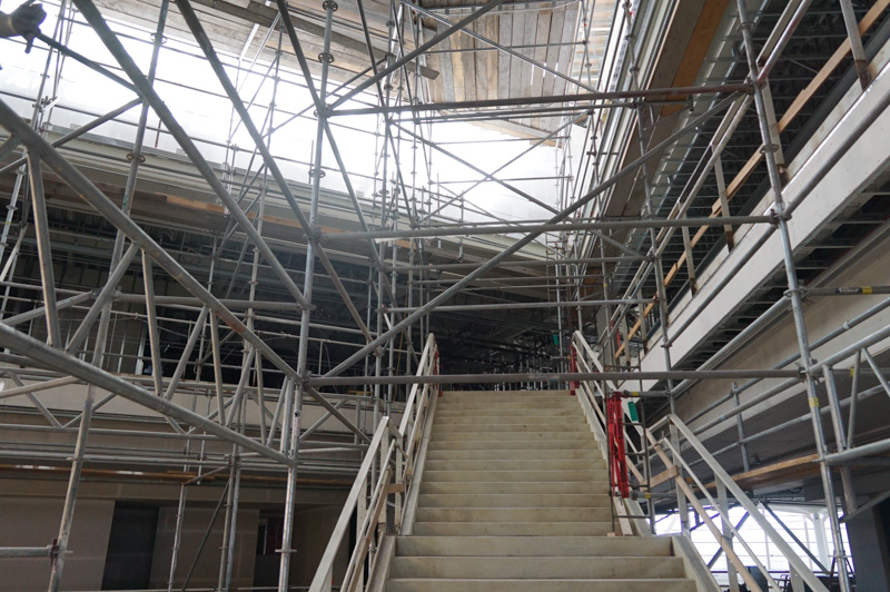 メゾネットに上っていく階段