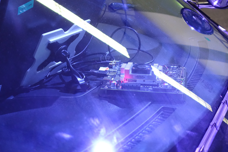 映像解析はこのサイズのAIコンピュータであるJetson TX2で実施。車載側で手軽にできるのがポイント。サーバー解析に比べると、ネットワークやストレージの負荷を下げることが可能になる