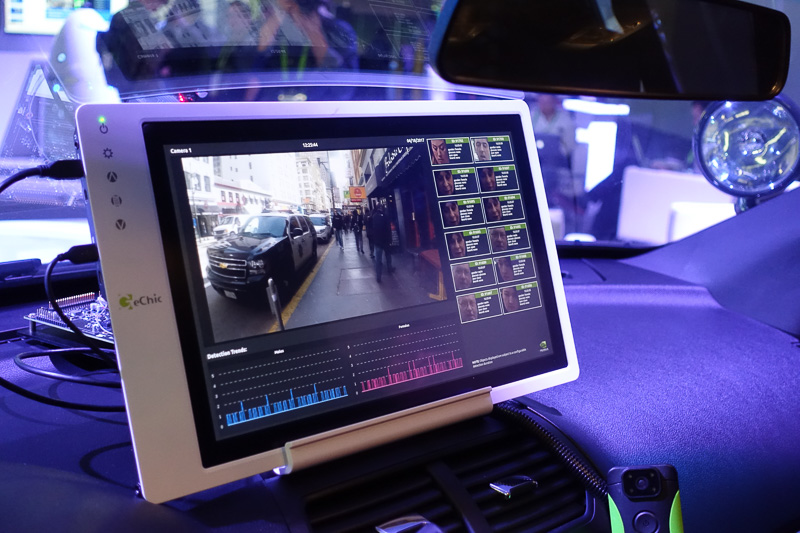 こちらは警察官によるボディカメラの装着を想定した映像解析。人の顔が認識され、性別などが判別されている