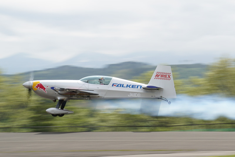 フライトショーなどで使用する機体を使って室屋選手がデモフライトを披露した