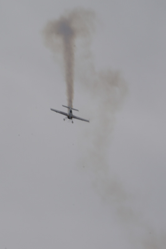 デモフライトでは、キリモミ状態や地上スレスレの飛行などを披露した