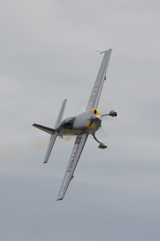 デモフライトでは、キリモミ状態や地上スレスレの飛行などを披露した