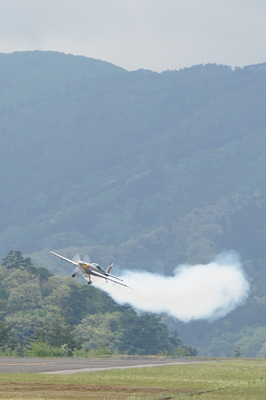 デモフライトでは、キリモミ状態や地上スレスレの飛行などを披露した