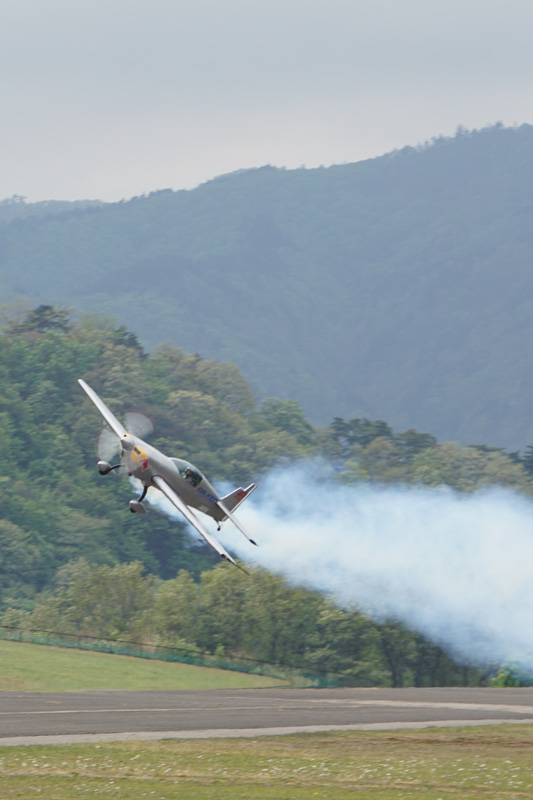 デモフライトでは、キリモミ状態や地上スレスレの飛行などを披露した