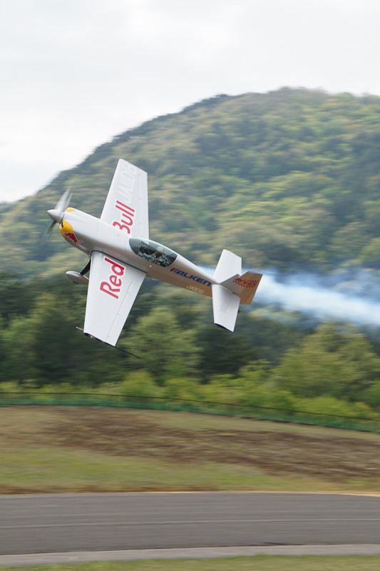 デモフライトでは、キリモミ状態や地上スレスレの飛行などを披露した