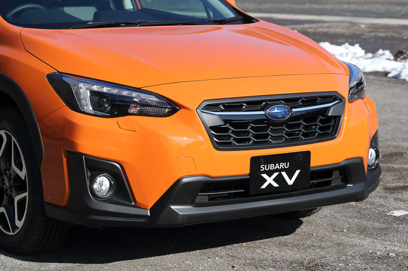 フロントグリルのデザインも新しくなり、グリル外周の加飾を以前のシルバータイプからブラックへ変更。グリル内部のデザインも細かい網目からフロントグリルと同じヘキサゴンタイプの形状に変更された