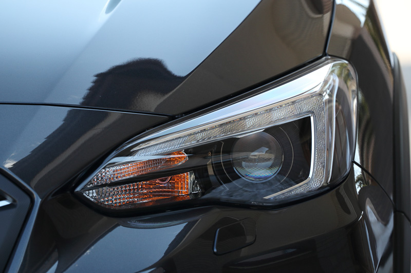 2.0i-S EyeSightは「LED2灯ハイ＆ロービームランプ（ブラックベゼル）＋ステアリング連動ヘッドランプ」を標準装備。ほかのグレードではオプション設定となる