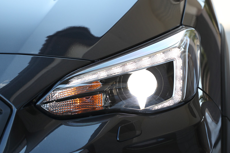 2.0i-S EyeSightは「LED2灯ハイ＆ロービームランプ（ブラックベゼル）＋ステアリング連動ヘッドランプ」を標準装備。ほかのグレードではオプション設定となる