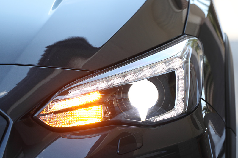 2.0i-S EyeSightは「LED2灯ハイ＆ロービームランプ（ブラックベゼル）＋ステアリング連動ヘッドランプ」を標準装備。ほかのグレードではオプション設定となる