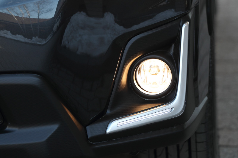 フロントフォグランプを全車に標準装備。フォグランプ下部の「LEDアクセサリーライナー」はディーラーオプションとなる