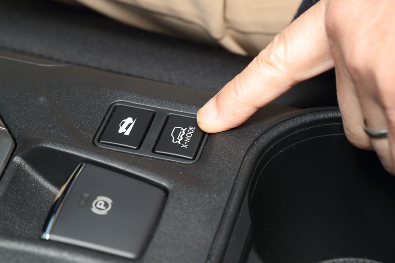 1.6i EyeSight以外のグレードに新しく標準装備された「X-MODE」のスイッチ。X-MODEが必要な場面に遭遇しないに越したことはないが、いざという時の安心感がある
