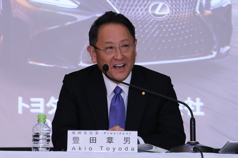 減収・減益という2017年3月期の決算から、ときおり険しい表情を見せつつも笑顔を交えて決算説明会で語るトヨタ自動車株式会社 代表取締役社長 豊田章男氏