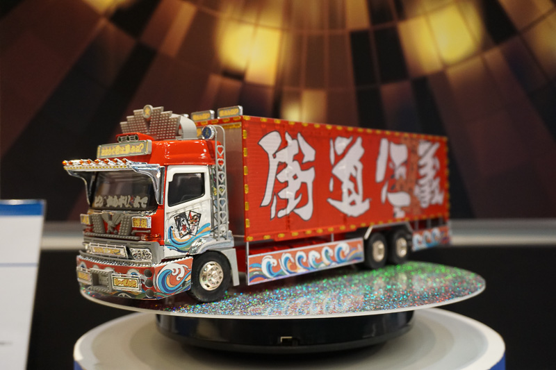 アオシマがプラモデル化したデコトラの「ミスターX」。実車の「ミスターX」が5月13日～14日に静岡ホビーショーの会場に来場予定