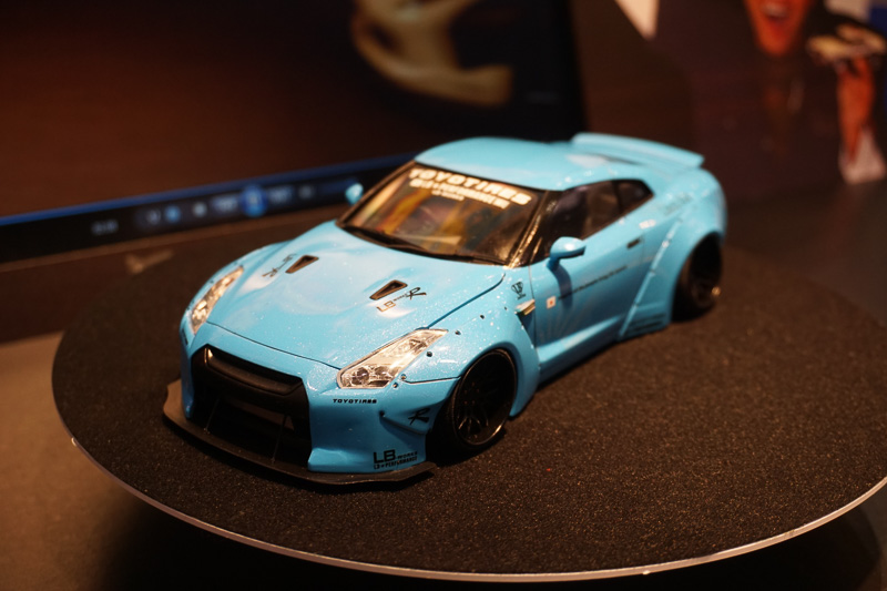 アオシマがプラモデル化したリバティウォークのR35型「GT-R」20インチ引っ張りタイヤ仕様