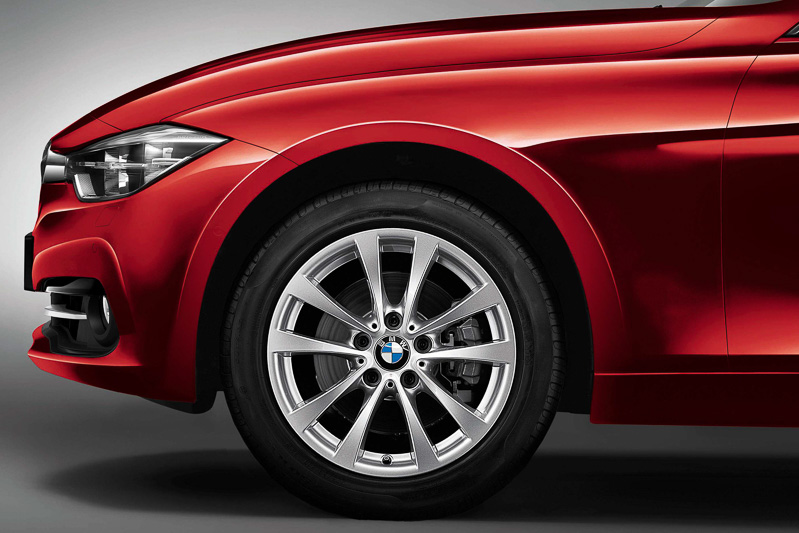 「17インチ・ダブルスポーク・スタイリング395アロイ・ホイール」を専用装備