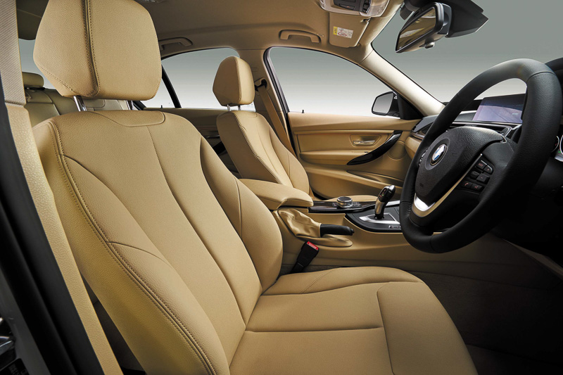 専用の「ベネト・ベージュ」カラーのSensatecシートとアンソラジット・ウッド・トリムなどを使い、クラシックで温かみのある車内空間を演出