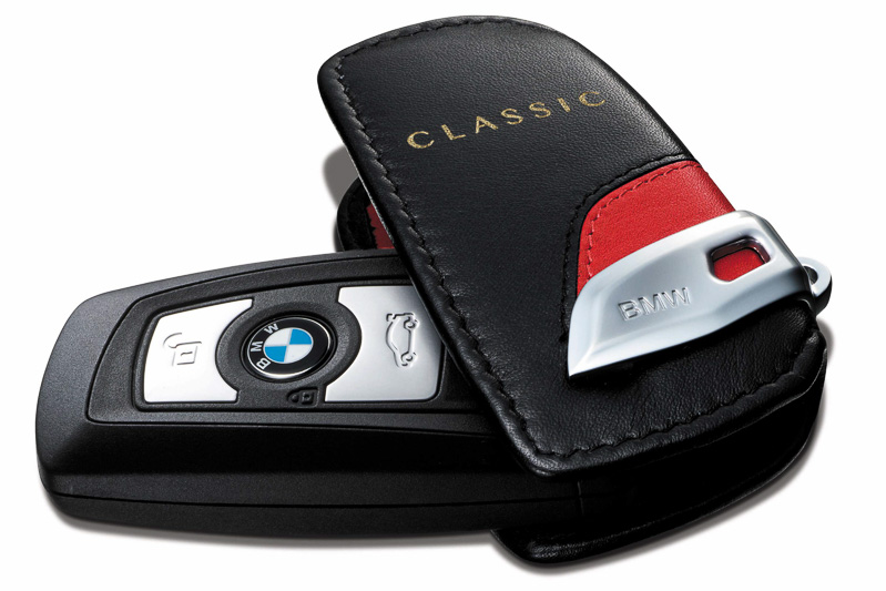 ボディカラー同色の差色を使った専用レザーキーケースも採用